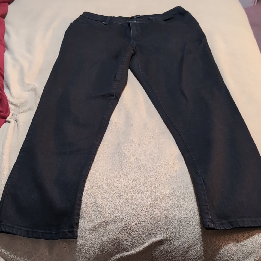 Lee Black Relaxed Jeans with Classic Style